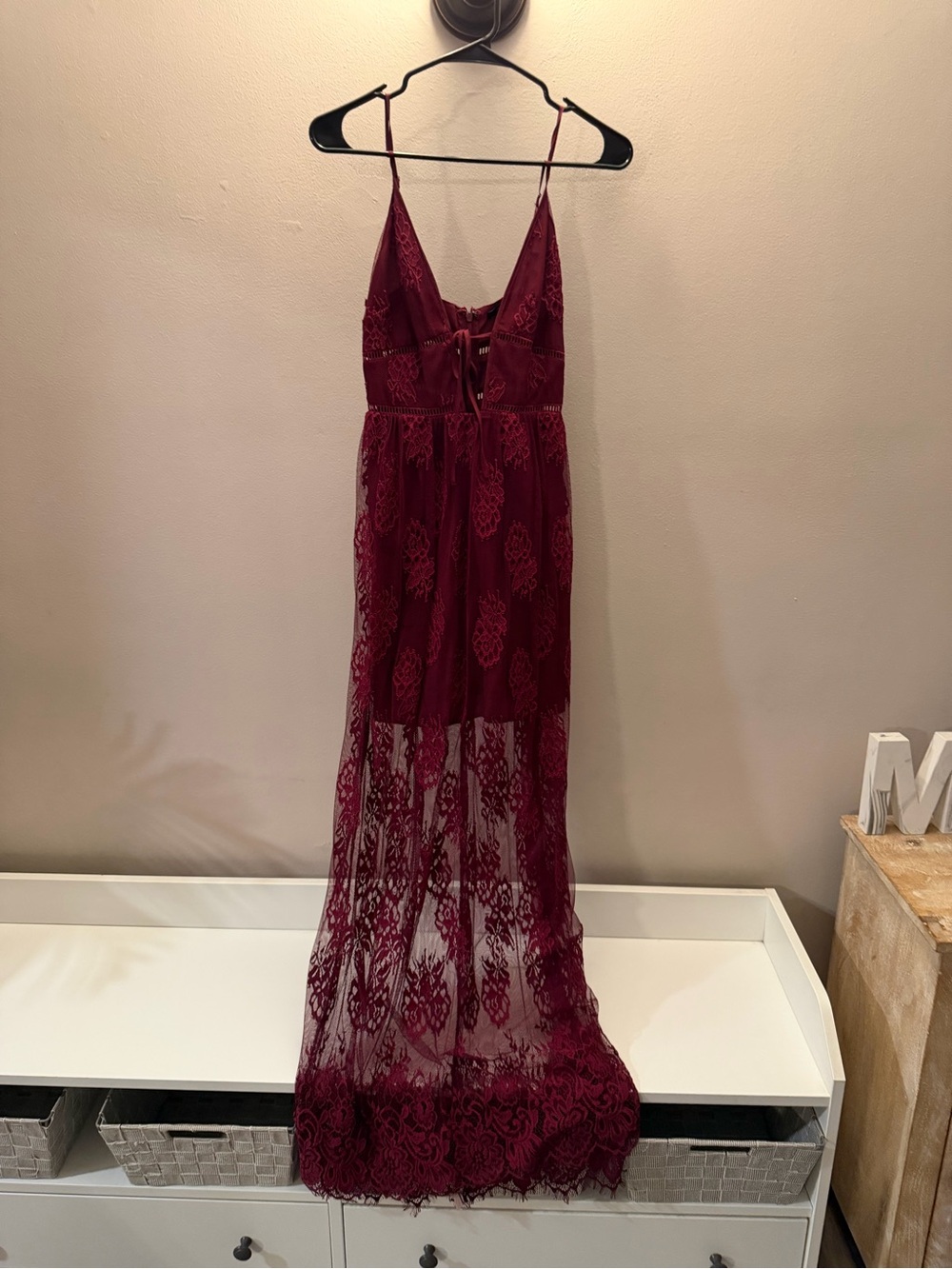Elegant Burgundy Lace Maxi Dress with Spaghetti Straps XS